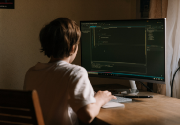 chłopiec uczący się programowania